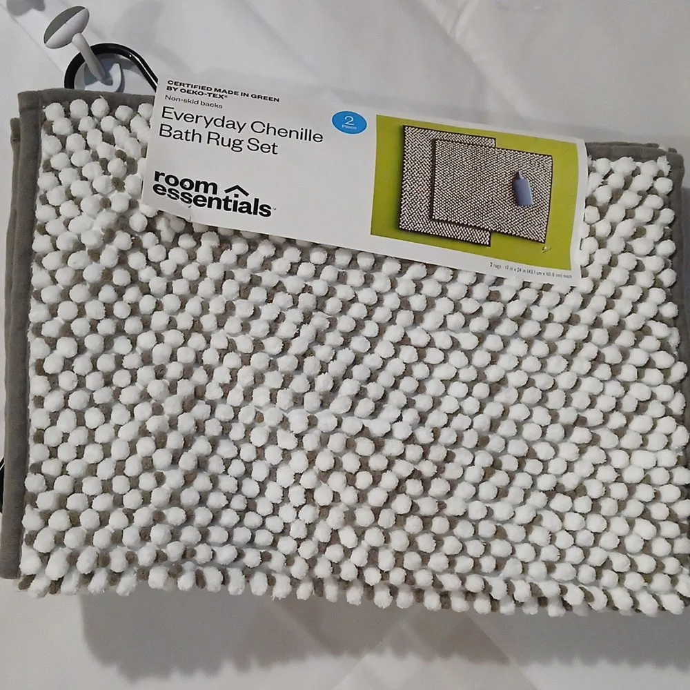 Room Essentials Everyday Chenille Bath Rug Set - Gray and White